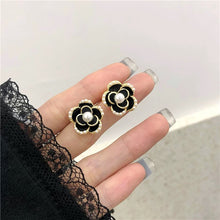 Load image into Gallery viewer, EARRINGS BLACK FLOWER WITH PEARL

