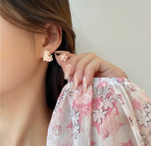 Load image into Gallery viewer, EARRINGS CAT &amp; FLOWER PINK
