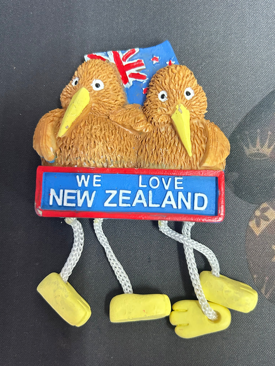 MAGNET KIWIS DANGLING FEET WE LOVE NZ