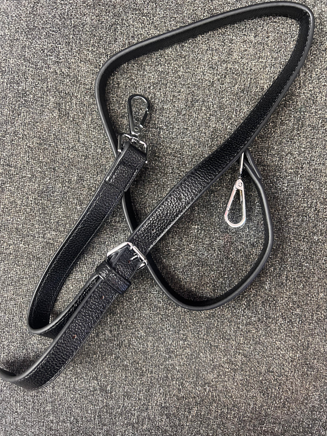 BAG STRAP BLACK WITH SILVER CLASP 107-122CM
