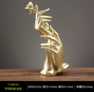 GOLD STATUE ROSE IN HAND 27.5*15.5CM
