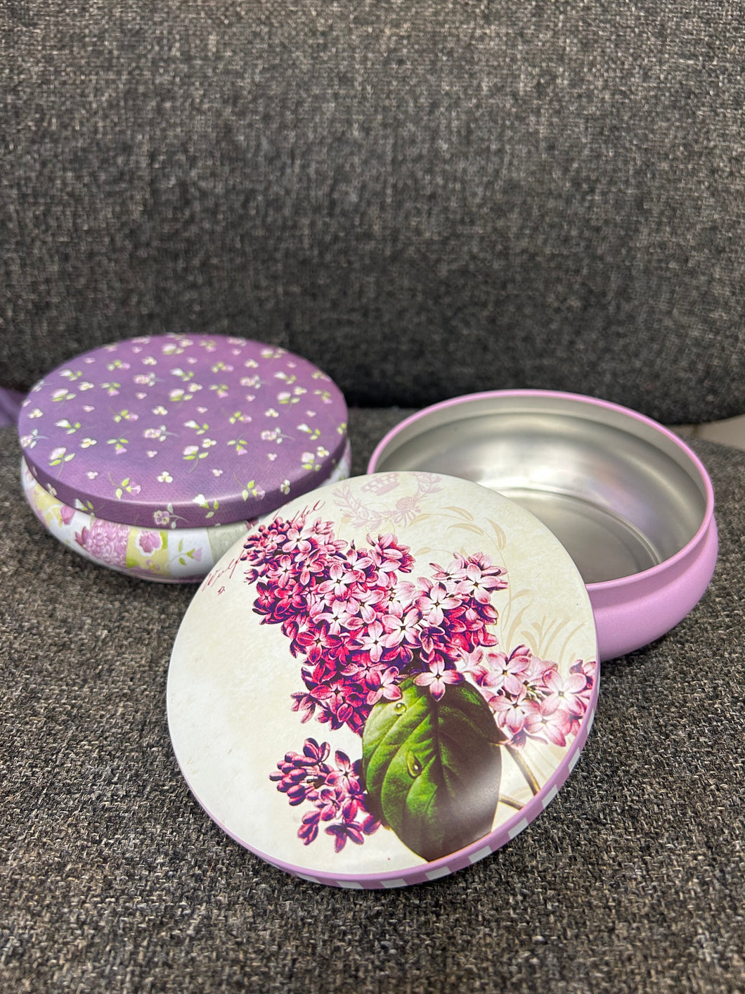 TIN WITH FLOWER PATTERN 11*4.5CM 1PC