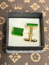 Load image into Gallery viewer, CUFF LINK GOLD WITH GREEN STONE 1.6*1.6CM
