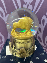 Load image into Gallery viewer, SNOW GLOBE KIWI WITH BRONZE CITIES 9CM
